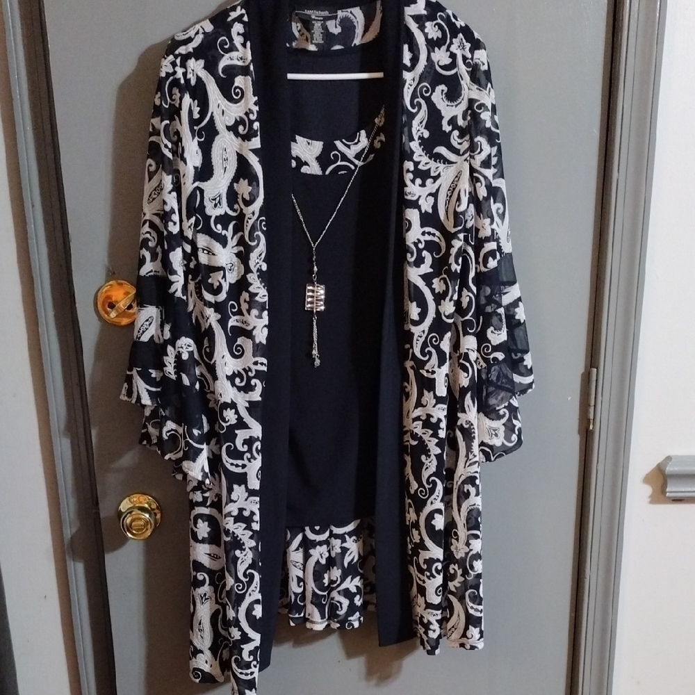 R&M Richards, Chic And Classic Black And White Paisley Blouse - Picture 2 of 7